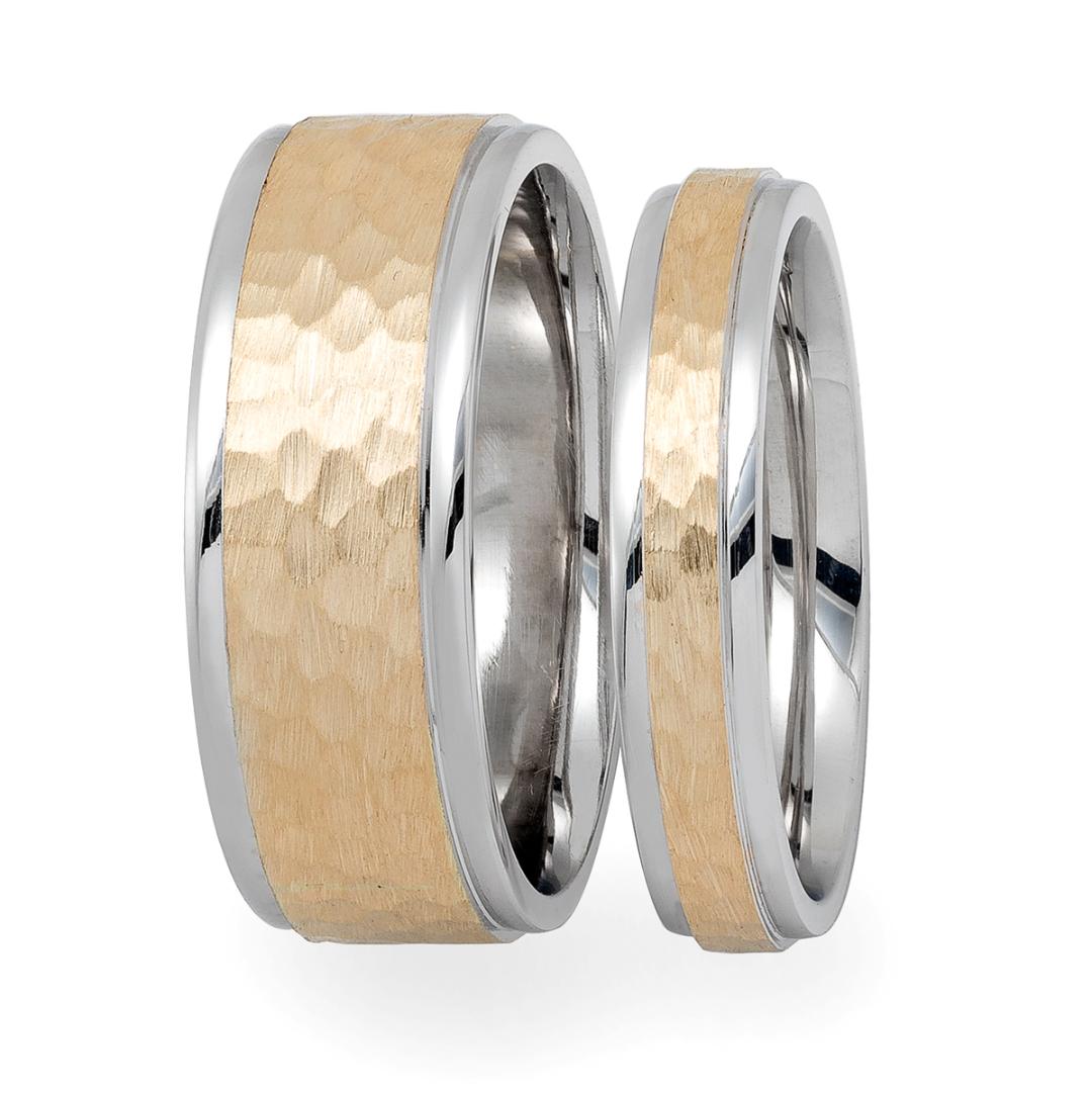 Finition martelée pour elle et lui.